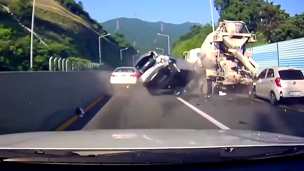 Idiot DRIVERS causing BAD Crashes!