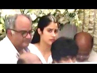 Jhanvi Kapoor Was Inconsolable After Mom Sridevi's Demise | Bollywood Buzz