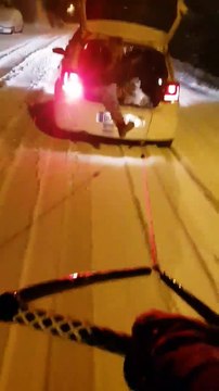 Chutes de neige sur la Côte d'Azur: ils font du snowboard tiré par une voiture entre Vence et Saint-Jeannet