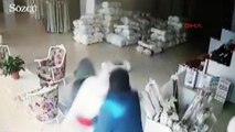 Pendik'te, bir mağazadan yapılan perde hırsızlığı güvenlik kameralarına saniye saniye yansıdı.