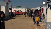 Tens of thousands of Syrian refugees in camps next to Turkey border