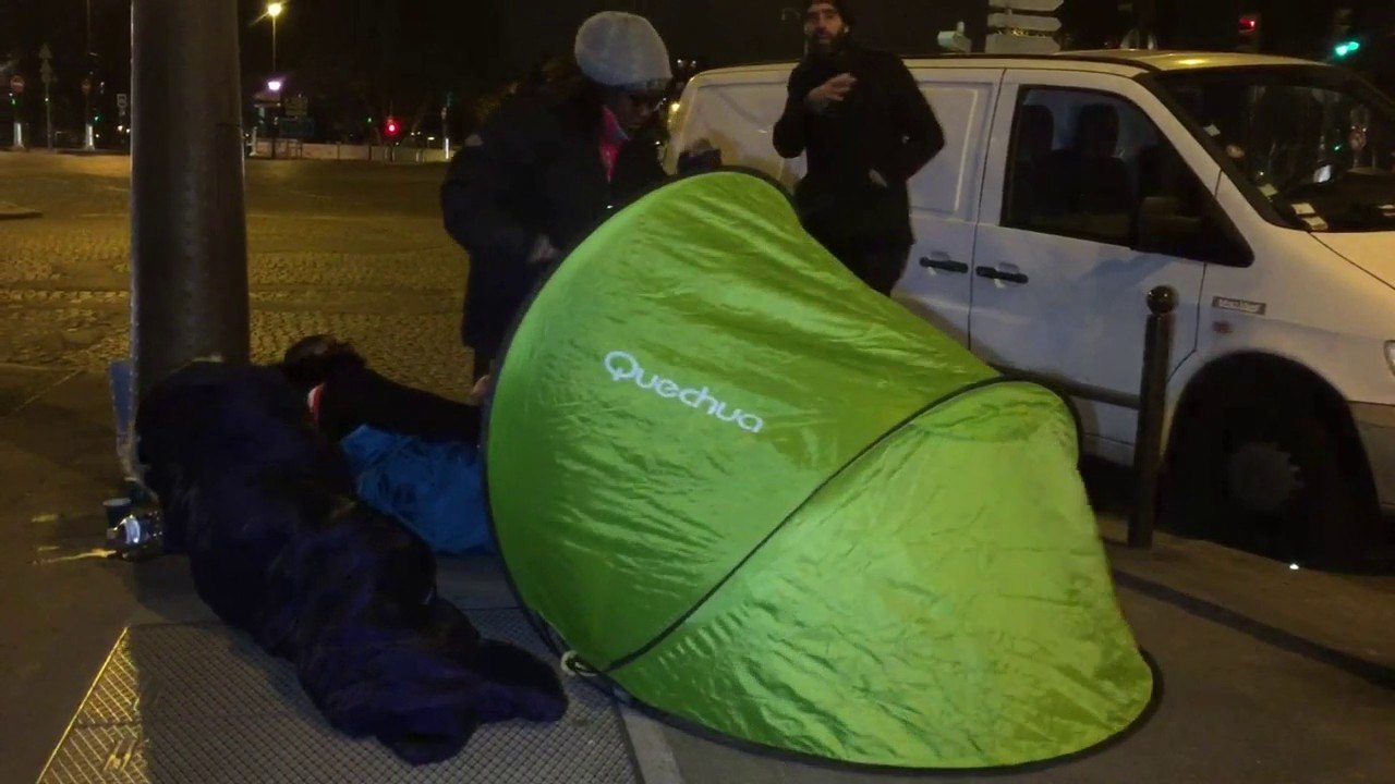 À Paris, plusieurs élus passent la nuit dehors pour alerter sur le sort des sans-abri