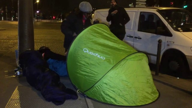 À Paris, plusieurs élus passent la nuit dehors pour alerter sur le sort des sans-abri