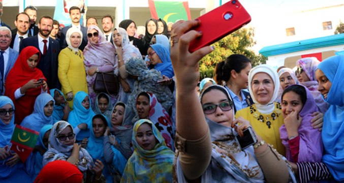 Maarif Vakfı Kız Okulu'nu Ziyaret Eden Emine Erdoğan'a Moritanyalı Kadınlardan Sevgi Gösterisi