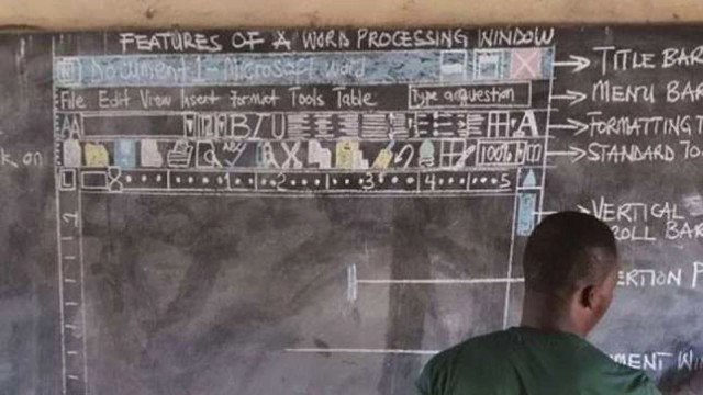 Kara Tahtada Bilgisayar Öğreten Öğretmene Microsoft'tan Bilgisayar Sözü