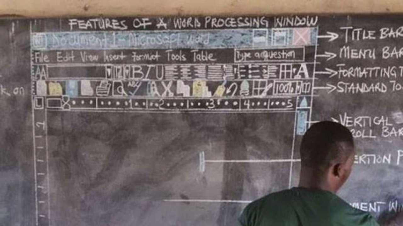 Kara Tahtada Bilgisayar Öğreten Öğretmene Microsoft'tan Bilgisayar Sözü