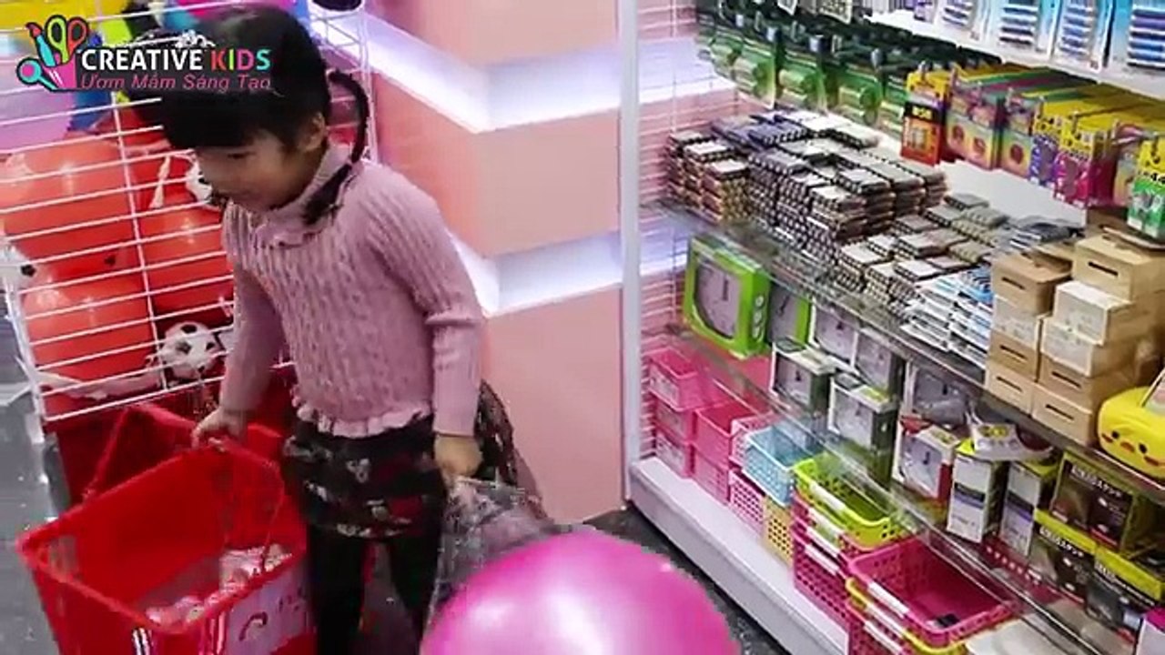 BÉ BÚN ĐI SIÊU THỊ MUA VÁY CHO BÚP BÊ ĐỒ CHƠI!