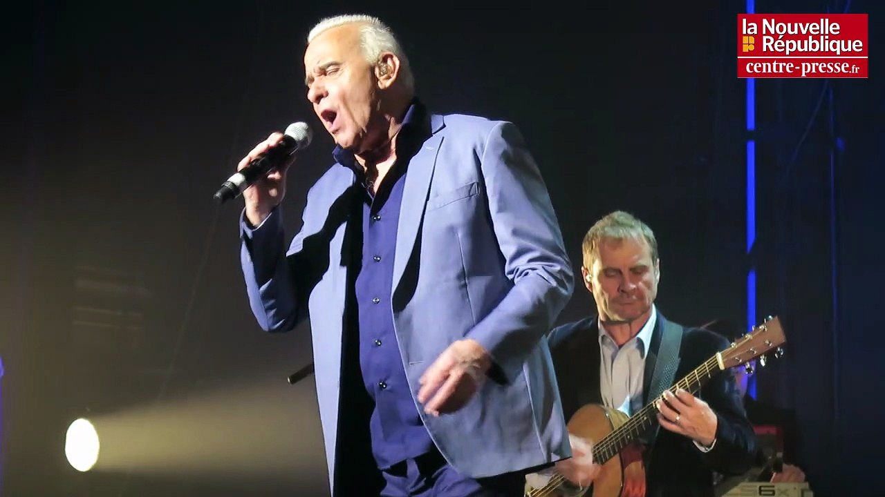 VIDEO. Châtellerault : 800 personnes pour Michel Fugain