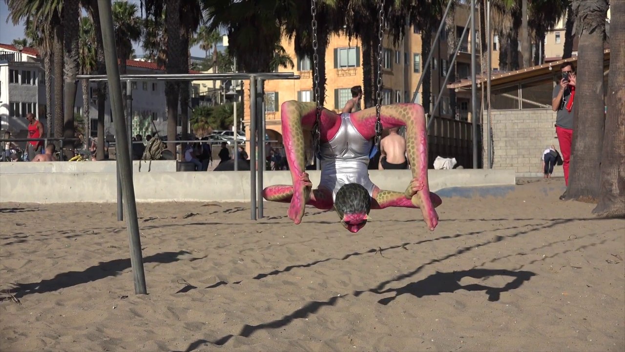 13-Year-Old Contortionist Transforms Into Alien For Performance