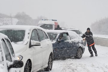 Neige: des milliers de personnes bloquées sur les routes