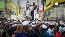 NYC couples re-enact WW2 kiss