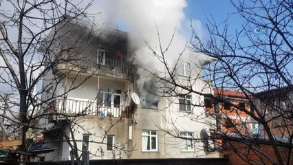 Düzce’de 3 katlı evde çıkan yangın korkuttu