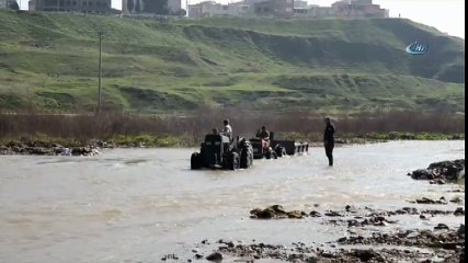 Çay Ortasında Traktörle Mahsur Kaldılar