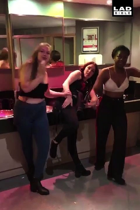 Compilation de filles bourées dans les toilettes