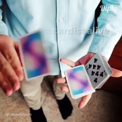 Il fait des super trick avec ses mains et des cartes de jeu