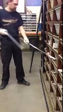 Son job est de nourrir des serpents affamés