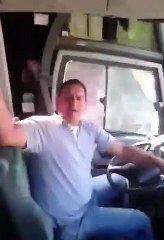 Un chauffeur de bus complètement fou se lève pour danser.