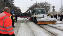 Après la collision, le tram remis sur les rails
