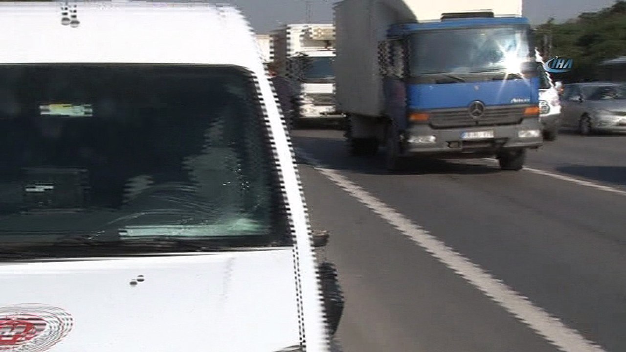 TEM'de feci kaza... Yolun karşısına geçen  geçen işçiye araba çarptı