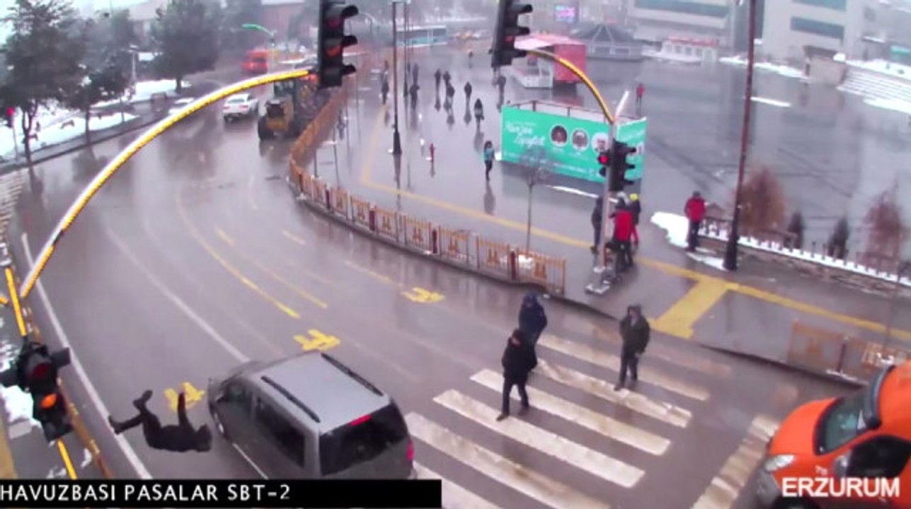 Kırmızı Işık İhlali Yapan Otomobilin Çarptığı Genç Havaya Uçtu