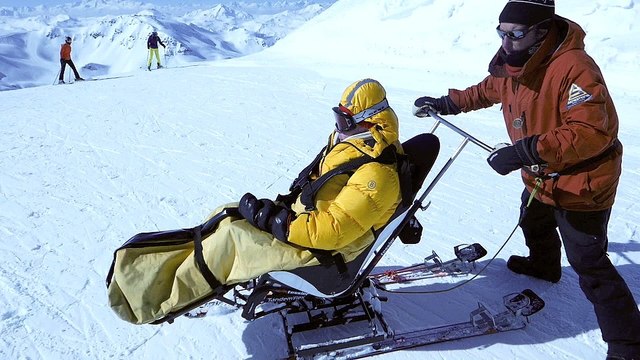 Rencontre avec un moniteur de ski spécialisés dans le ski pour les personnes handicapées