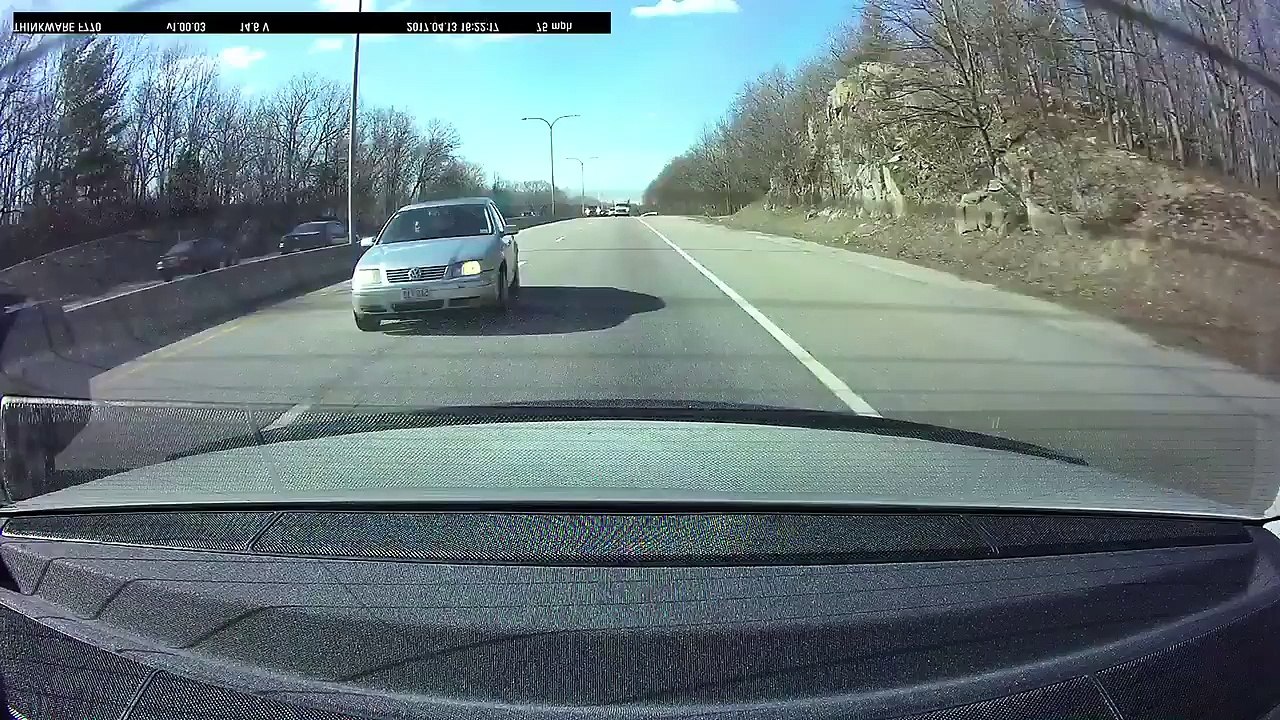 Elle se crashe en voulant doubler une voiture