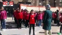 طلاب مدرسة زهراء بور فؤاد الابتدائية يرددون نشيد الصاعقة 