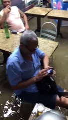 Não é qualquer chuvinha que atrapalha um bebedor raiz