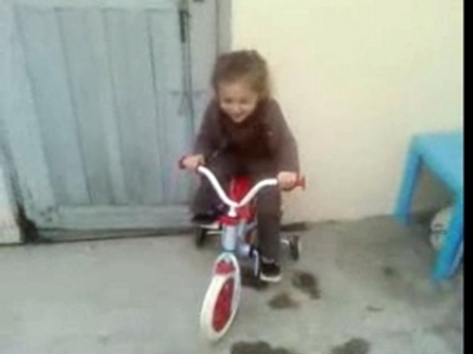 Lana Joue Avec Le Velo