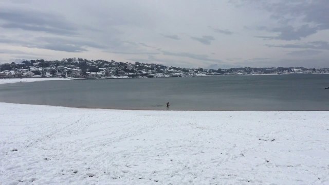 Saint-Jean-de-Luz sous la neige... où l'on n'hésitait pas hier à se baigner