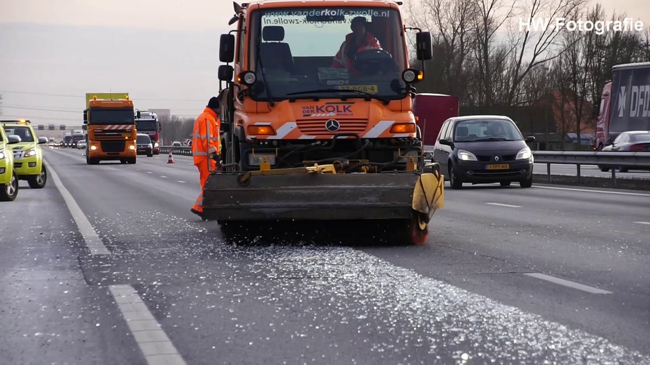 Flinke vertraging op A28 door glas op de rijbaan