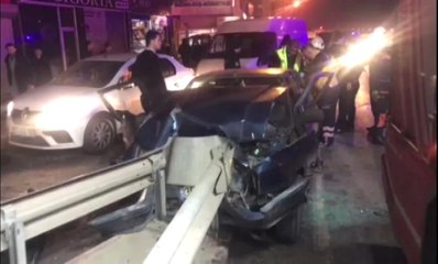 Otomobil Bariyerlere Çarptı: 4 Yaralı