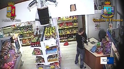 Puglia: minacciavano i negozianti "O mi paghi o ti uccido" 5 arresti - i filmati registrati dalle telecamere