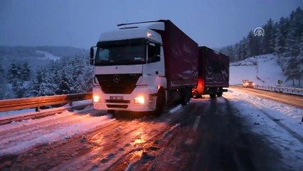 Kars'ta mahsur kalan araçlar kurtarıldı