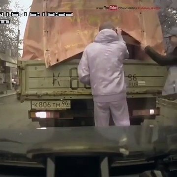 Russie : Un voleur se fait prendre en flagrant délit par le chauffeur d'un camion !