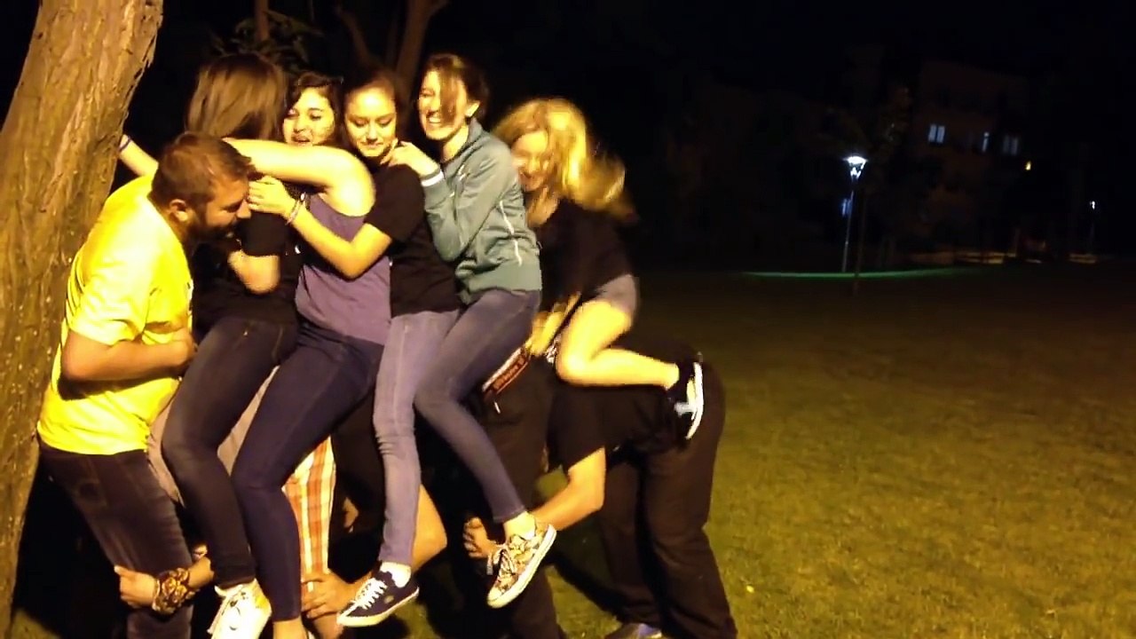 Kızlarla Erkekler Karışık Uzun Eşek Oyunu