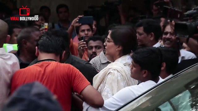 Sonam kapoor Gets Angry At Sridevi's Funeral | Sridevi की अंतिम यात्रा