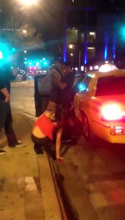 Deux filles ivres tentent de monter dans un taxi