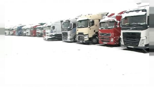El frío siberiano colapsa aeropuertos y carreteras