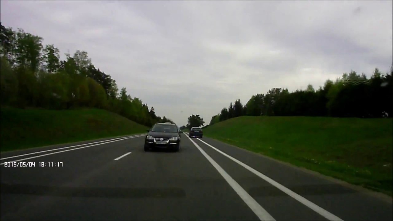 Ce conducteur évite le pire au dernier moment... Fou