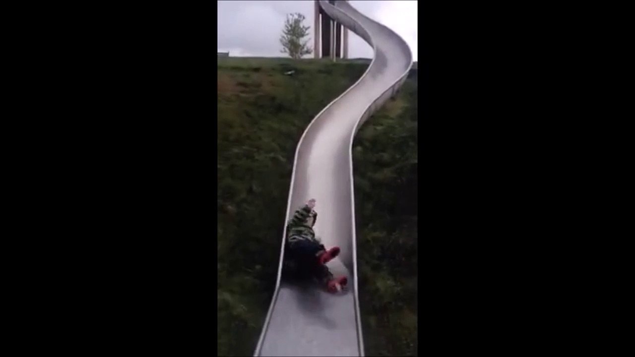 Ce gamin ne fera plus jamais de toboggan de sa vie et va detester son pere