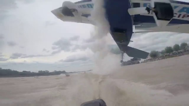 Un avion en detresse frôle un bateau... Ils ont eu très très chaud!