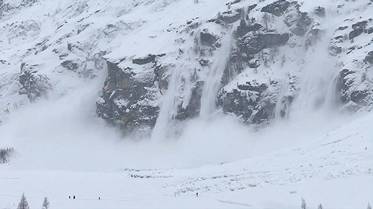 Sudden Rainfall Sparks Spontaneous Avalanche