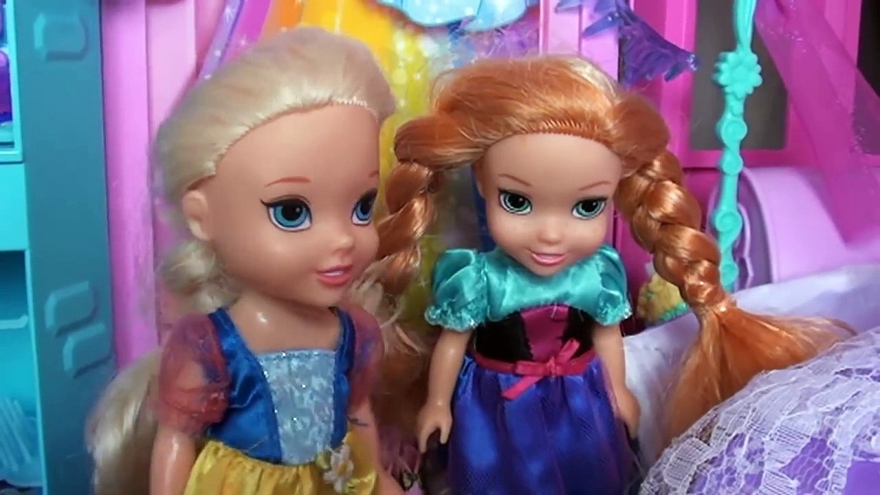 Elsa and Anna Toddlers Skating at the park #1 Disney Skateboard Ramp Tricks Toys and Dolls Elsya