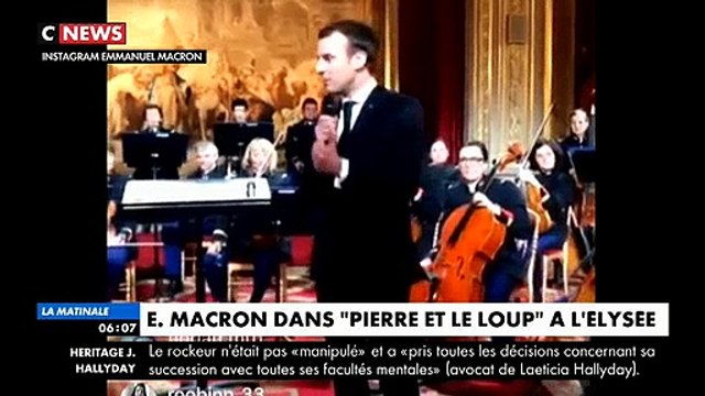 Emmanuel Macron jouant dans Pierre et le Loup dans les salons de l'Elysée