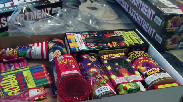Unboxing of the New Yorker Assortment by Phantom Fireworks