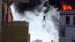 Sauvetage incroyable d'un homme piégé sur le toit d'un immeuble en feu