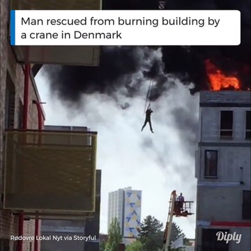 Sauvetage incroyable d'un homme piégé sur le toit d'un immeuble en feu