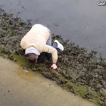 Grosse galère pour recuperer sa carte de crédit au bord de l'eau... Très glissant