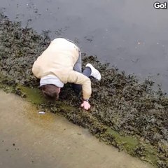 Grosse galère pour recuperer sa carte de crédit au bord de l'eau... Très glissant